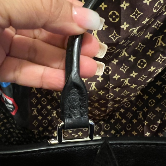Authentic Louis Vuitton - Picture 13 of 16